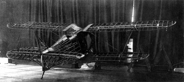 Первый опытный образец И-15 в процессе окончательной сборки до обтяжки полотном, август - сентябрь 1933 г.