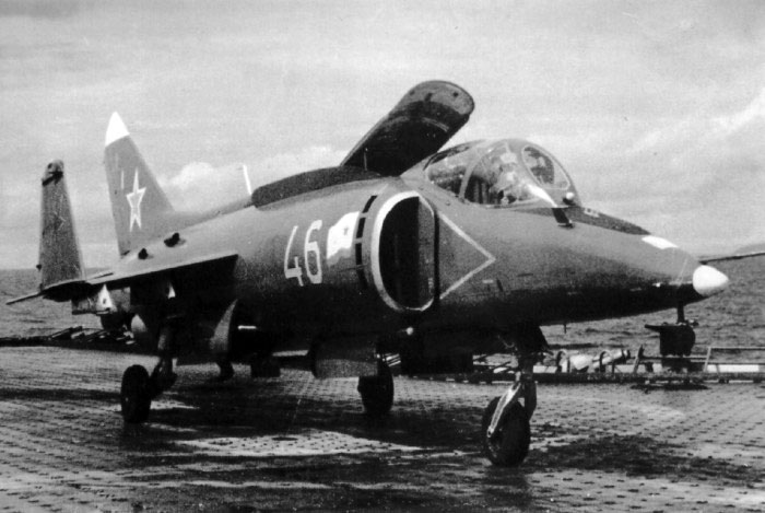 Палубный штурмовик Як-38