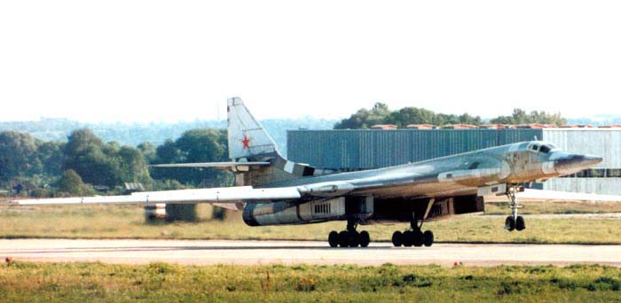 Сверхзвуковой стратегический бомбардировщик-ракетоносец Ту-160