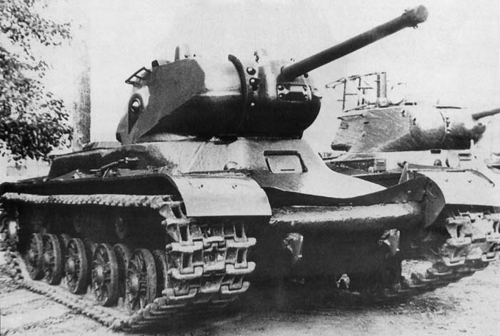 Танк KB-13 (на гусеницах от KB) во дворе завода № 100. Челябинск, весна 1943 года.
