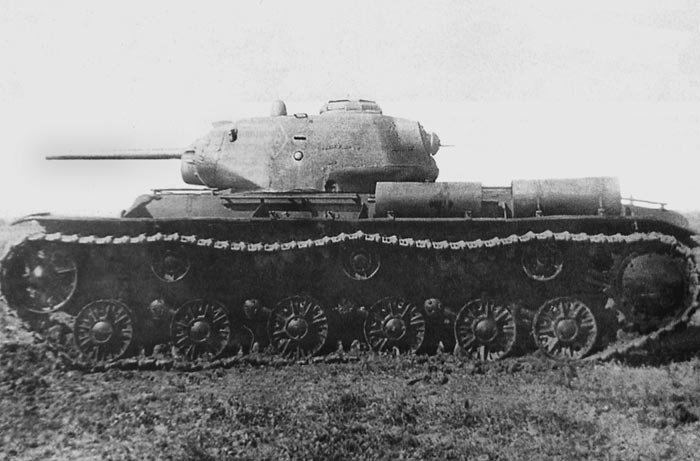 Танк KB-1С (выпуска зимы 1942 года) на полигоне в Кубинке. Лето 1943 года.