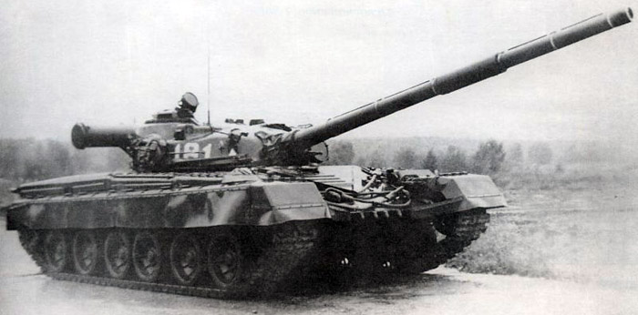 Т-80 ранних выпусков. Башня танка в значительной степени унифицирована с Т-64А. Обращает на себя внимание отсутствие зенитно-пулемётной установки и размещение ИК-прожектора слева от пушки