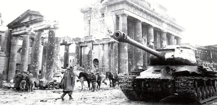 Танк ИС-2 из 7-й гвардейской тяжелой танковой бригады у Бранденбургских ворот. Берлин, май 1945 года.