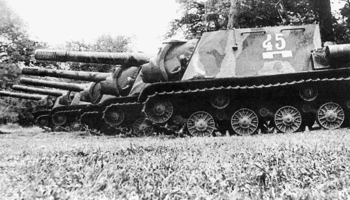 Самоходные установки ИСУ-152 374-го гвардейского тяжелого самоходно-артиллерийского полка под командованием гвардии-полковника Н.В. Смирнова перед началом наступления.