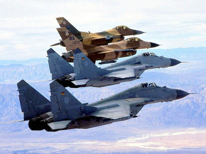 Колонна-истребителей F-16 и МиГ-29