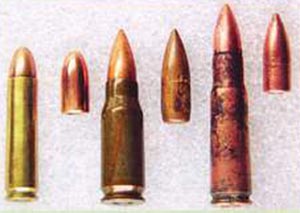 Промежуточные патроны периода Второй мировой войны (слева - направо) 7,62x33 (США), 7,92x33 (Германия), 7,62x41 (СССР)