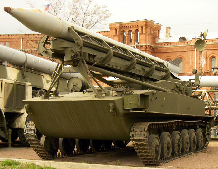 Пусковая установка 2П16 с ракетой 3Р9 ракетного комплекса 2К6 «Луна» в Артиллерийском музее Санкт-Петербурга