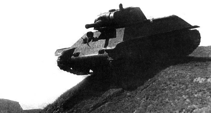 Опытный танк А-32 во время испытаний перед крутым спуском. Июнь 1939 года.