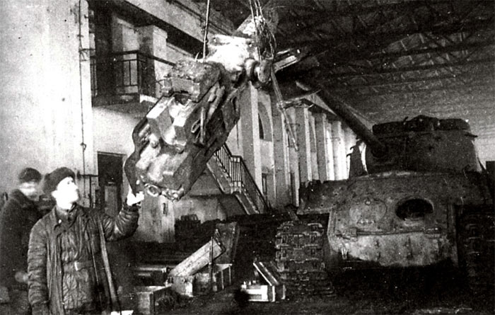 Демонтаж 122-мм пушки Д-25Т с клиновым затвором на Н-ском ремонтном заводе на Украине. 1945 год.