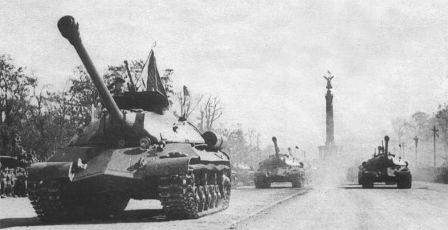 ИС-3 на Шарлоттенбургском шоссе. Берлин, 7 сентября 1945 года.