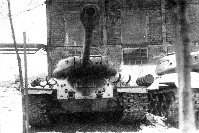 ИС-6 с электротрансмиссией во двоер завода Уралмаш, 1945 г.