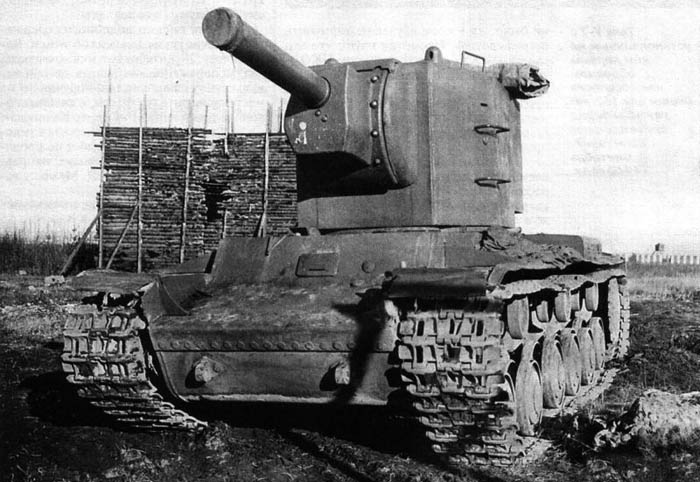 Танк КВ-2 У-7 с первым образцом «пониженной» башни перед испытаниями. Сентябрь 1940 года