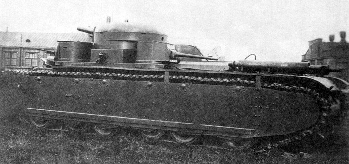 Т-35-1 во дворе завода «Большевик»