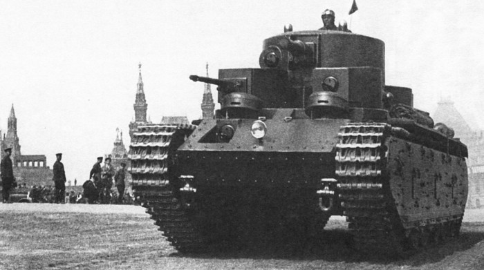 Т-35-2 на параде 7 ноября 1933 года в Москве.