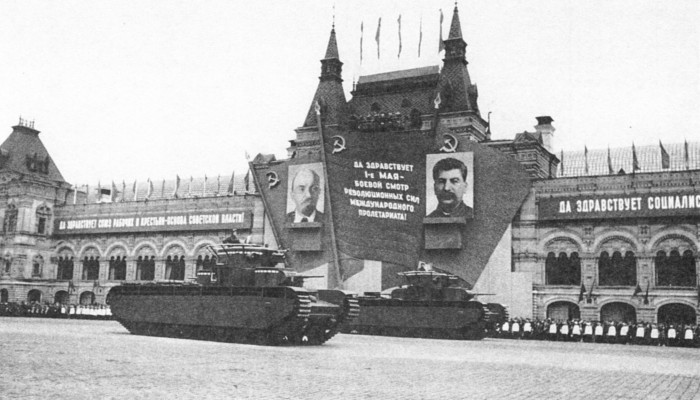 Т-35А проходят по Красной площади. 1 мая 1935 года.