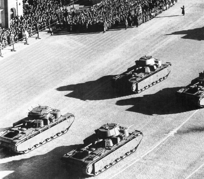 Танки Т-35 проходят по Красной площади. 7 ноября 1940 года.