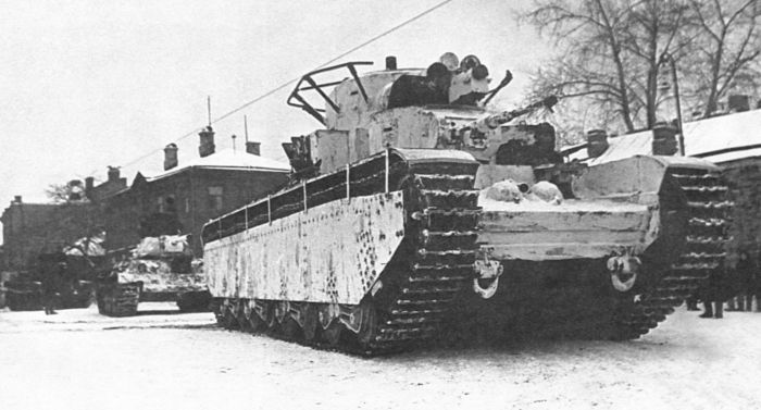 Т-35 из танкового полка ВАММ на улице Москвы. Ноябрь 1941 года.