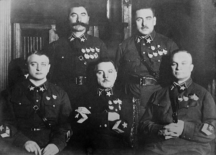Первые пять маршалов (слева направо): Тухачевский, Ворошилов, Егоров (сидят), Будённый и Блюхер (стоят)