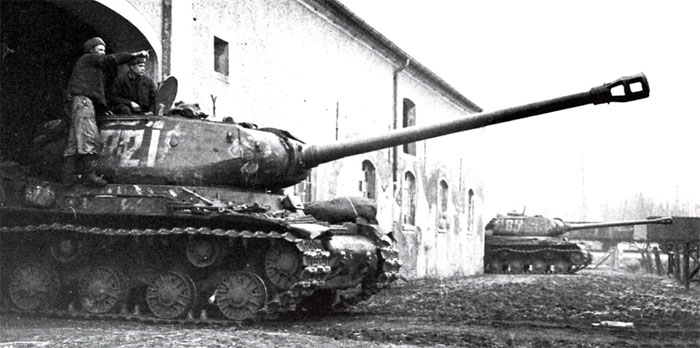 Танки ИС-2 в засаде. Германия, 1-й Белорусский фронт, 1945 год.