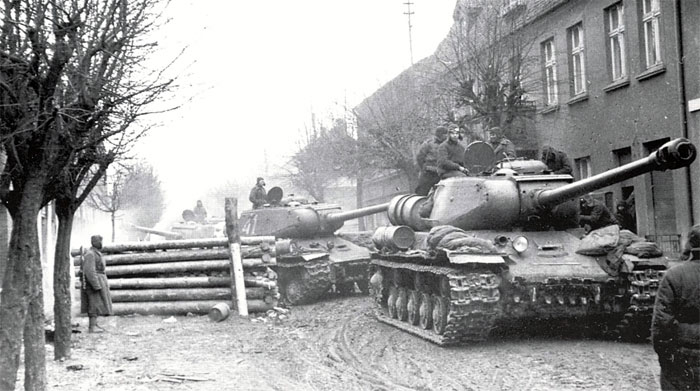 Танки ИС-2 в Восточной Померании. 1-й Беларусский фронт, март 1945 года.