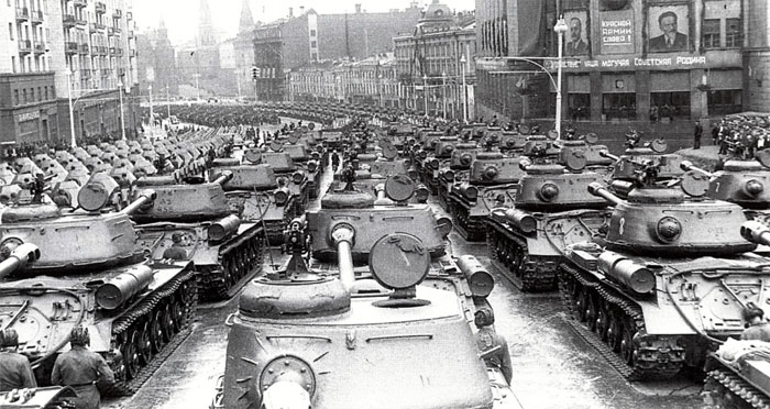 Тяжелые танки ИС-2 из состава сводного танкового полка на улице Горького перед началом Парада Победы. Москва, 24 июня 1945 года.
