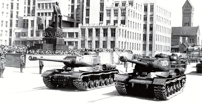 Танки ИС-2 одной из частей Белорусского военного округа на военном параде в Минске. 1 мая 1948 года.