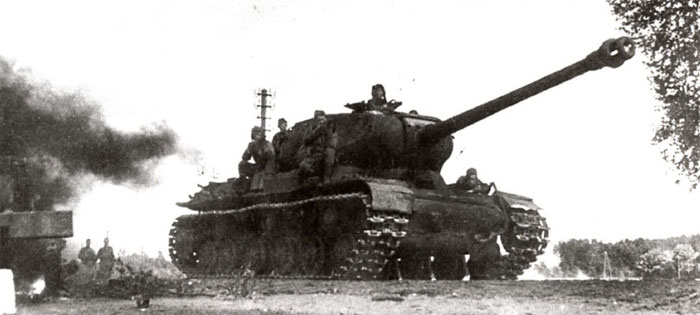 ИС-2 ранних выпусков с дульным тормозом немецкого типа на Рижском шоссе. Лето 1944 года.