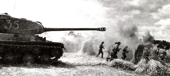 Танки ИС-2 поддерживают атакующую пехоту. Прибалтика, август 1944 года.
