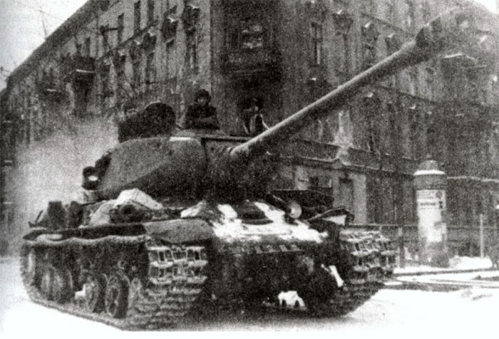 Танк ИС-2 34-го отдельного гвардейского тяжелого танкового полка на улице Познани. 23 февраля 1945 года.