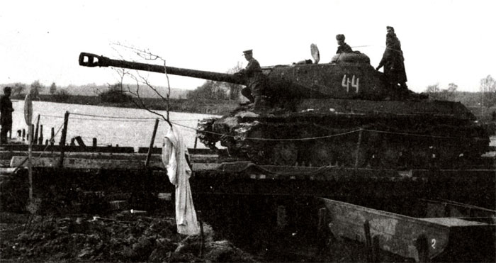 Танк ИС-2 на переправе. 1-й Украинский фронт, 1945 год.