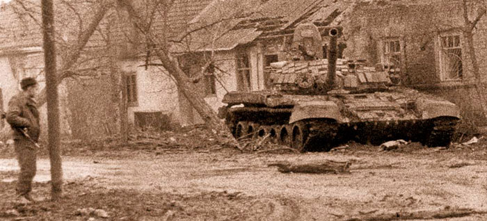 Т-72Б1 группы Север в пригороде г. Грозного. Как у большинства танков, участвовавших в боях начала января, фальшборт сорван. Январь 1995 г.