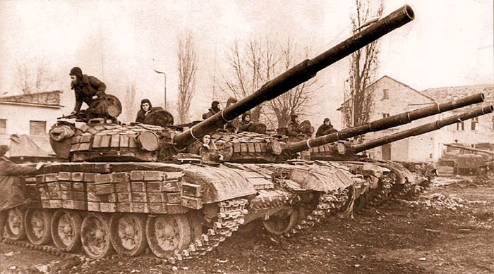 Т-72Б1 2-й танковой роты 276 мсп перед выходом на поддержку штурмовых групп, ведущих бой на улице Ноя Баучидзе (на переднем плане танк 441 сержанта Е. Ляпустина). За все время боев в Грозном танк ни разу не был поражен из РПГ. Январь 1995 г.