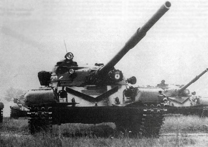 Т-72 раннего выпуска с ИК-осветителем слева от пушки